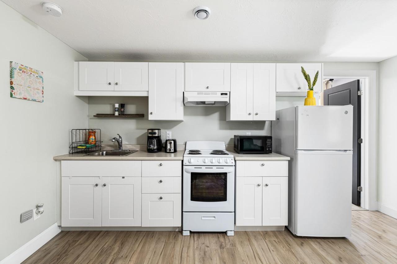 One Bedroom Apartment Moncton North ! Экстерьер фото